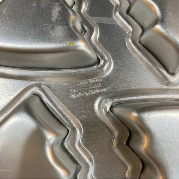 3 PANS: WILTON Petite Christmas Tree & Bite-size Gingerbread Boy & Santa Cake - Picture 8 of 10